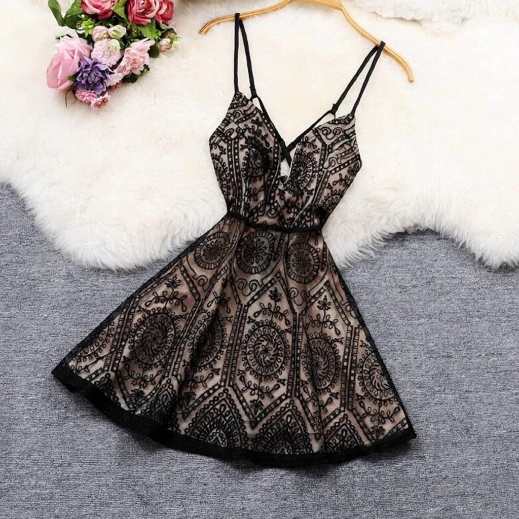 Vestido de Encaje Blanco con Negro