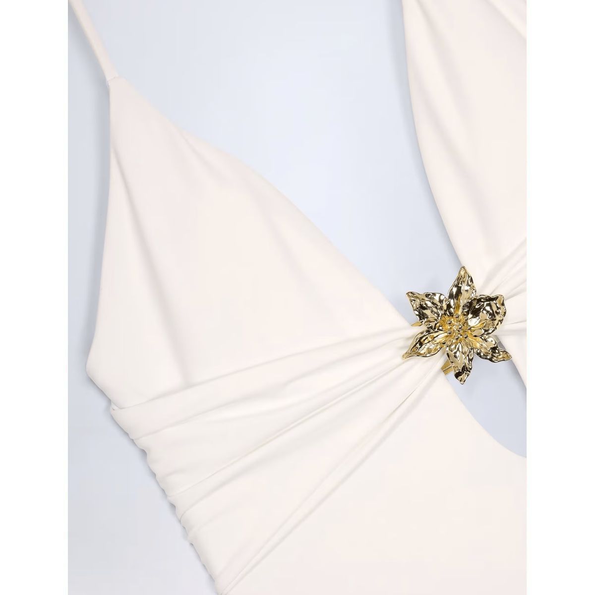 Monokini Blanco de Una Pieza con Abertura Frontal y Detalle Dorado - Imagen 4