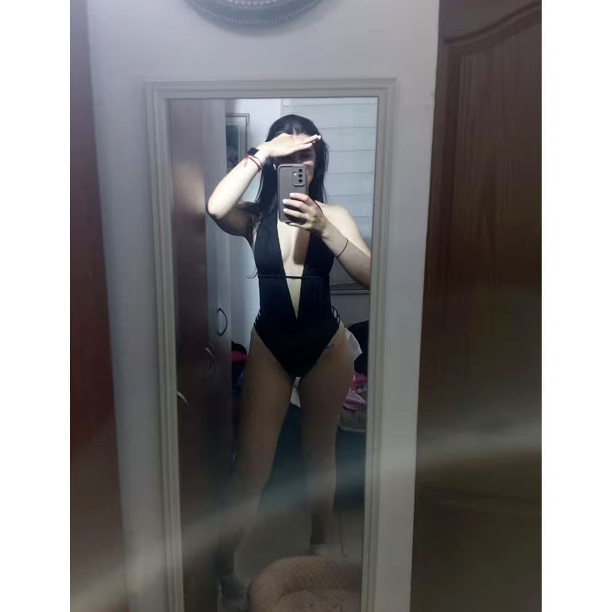Monokini Negro con Escote Profundo y Detalle de Tiras en la Cintura - Imagen 4