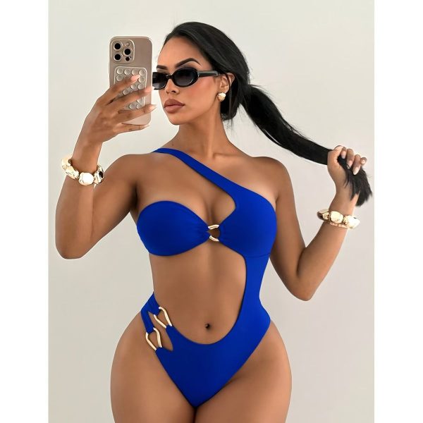 Bikini Azul Eléctrico con Aros Metálicos y Diseño de Aberturas