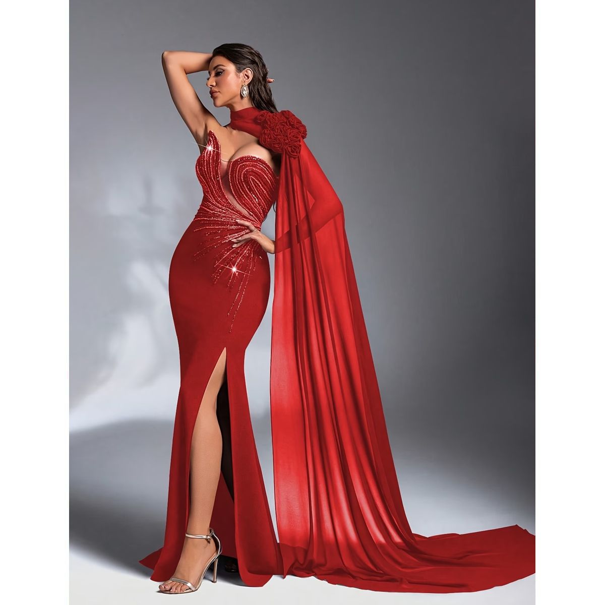 Vestido Largo Rojo con Escote Asimétrico y Capa
