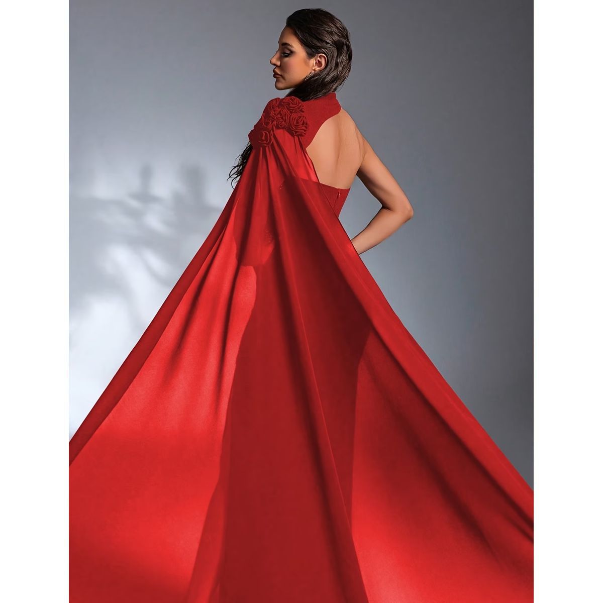 Vestido Largo Rojo con Escote Asimétrico y Capa - Imagen 2