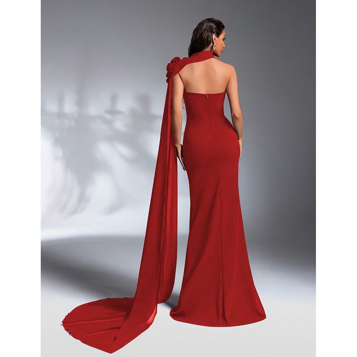 Vestido Largo Rojo con Escote Asimétrico y Capa - Imagen 4