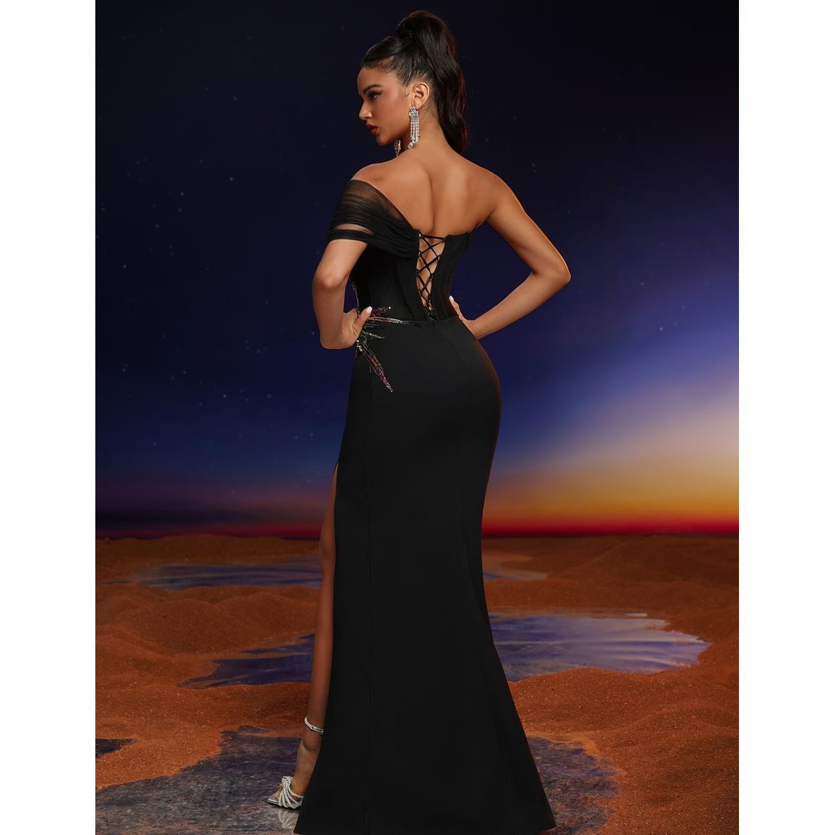Vestido Largo Negro con Brillos y Abertura - Imagen 4