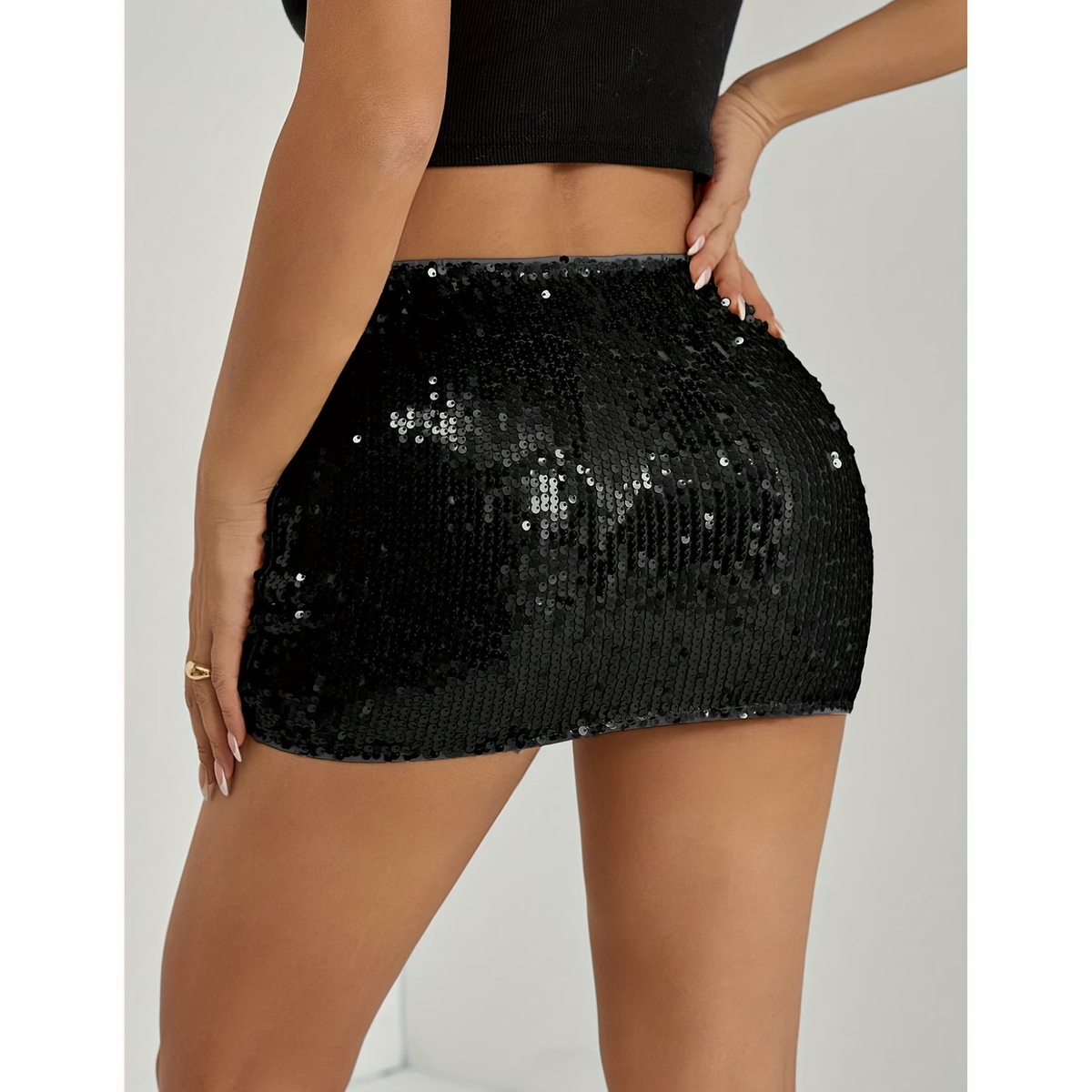Falda Mini Negra de Lentejuelas con Silueta Ajustada