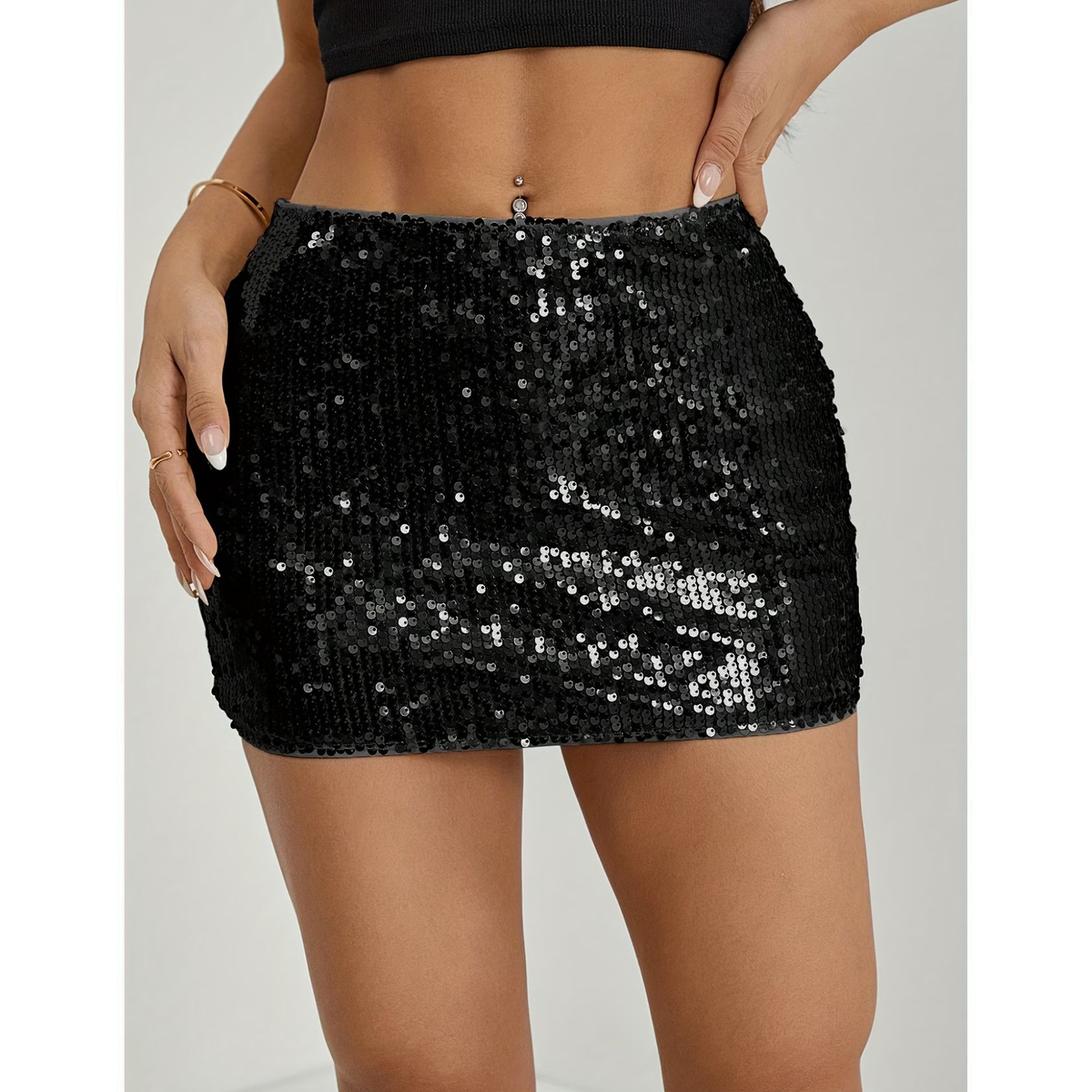 Falda Mini Negra de Lentejuelas con Silueta Ajustada - Imagen 2