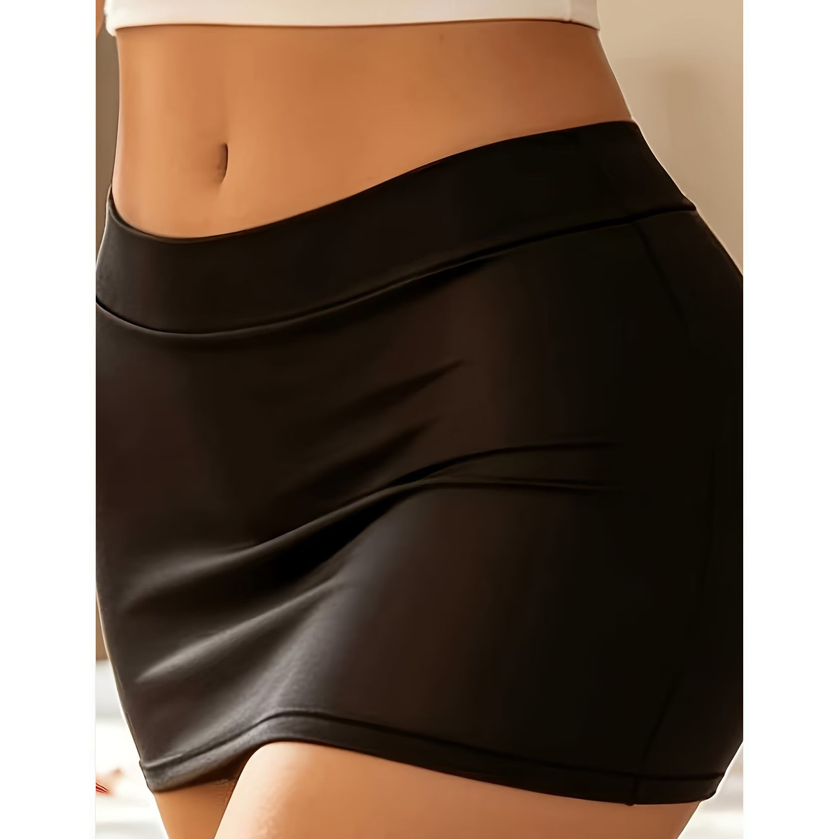 Falda Mini Negra de Efecto Cuero con Silueta Ajustada - Imagen 4