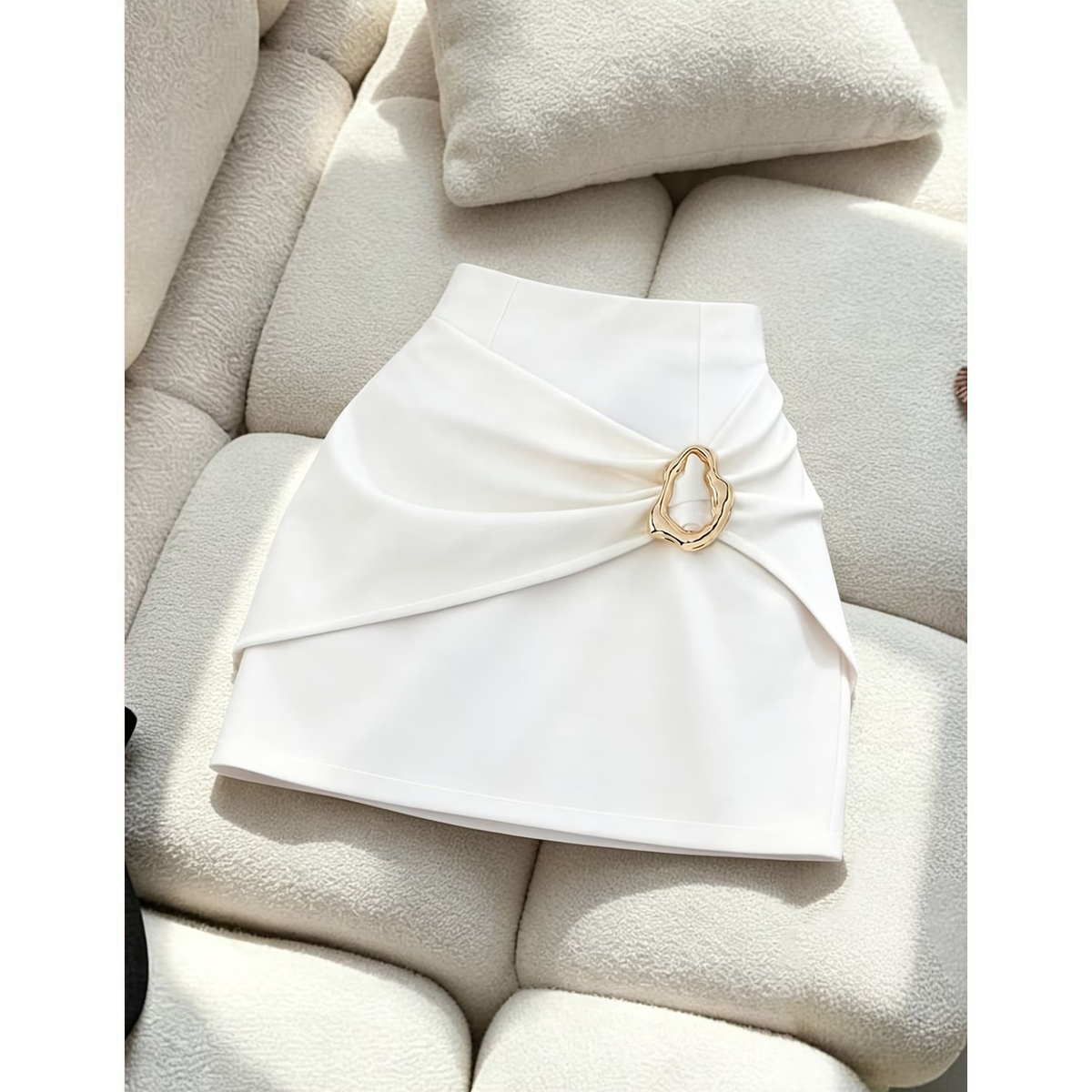 Falda Mini Blanca con Drapeado y Detalle Dorado