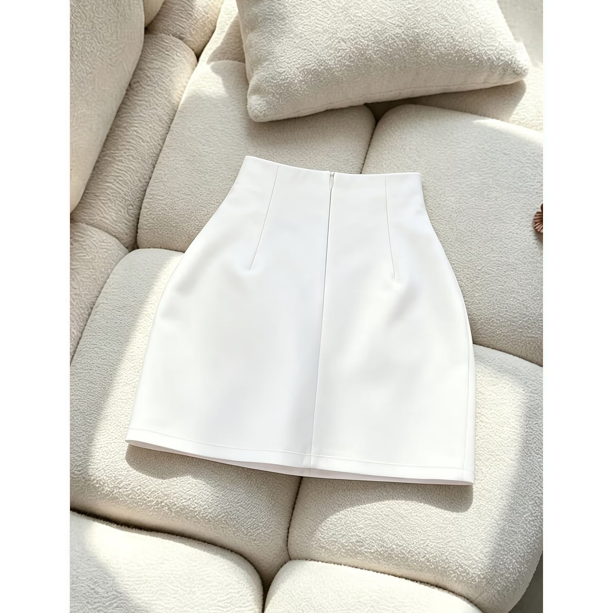 Falda Mini Blanca con Drapeado y Detalle Dorado - Imagen 2