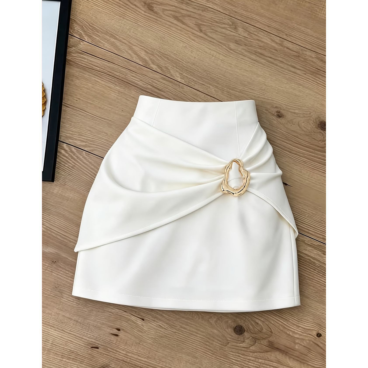 Falda Mini Blanca con Drapeado y Detalle Dorado - Imagen 3