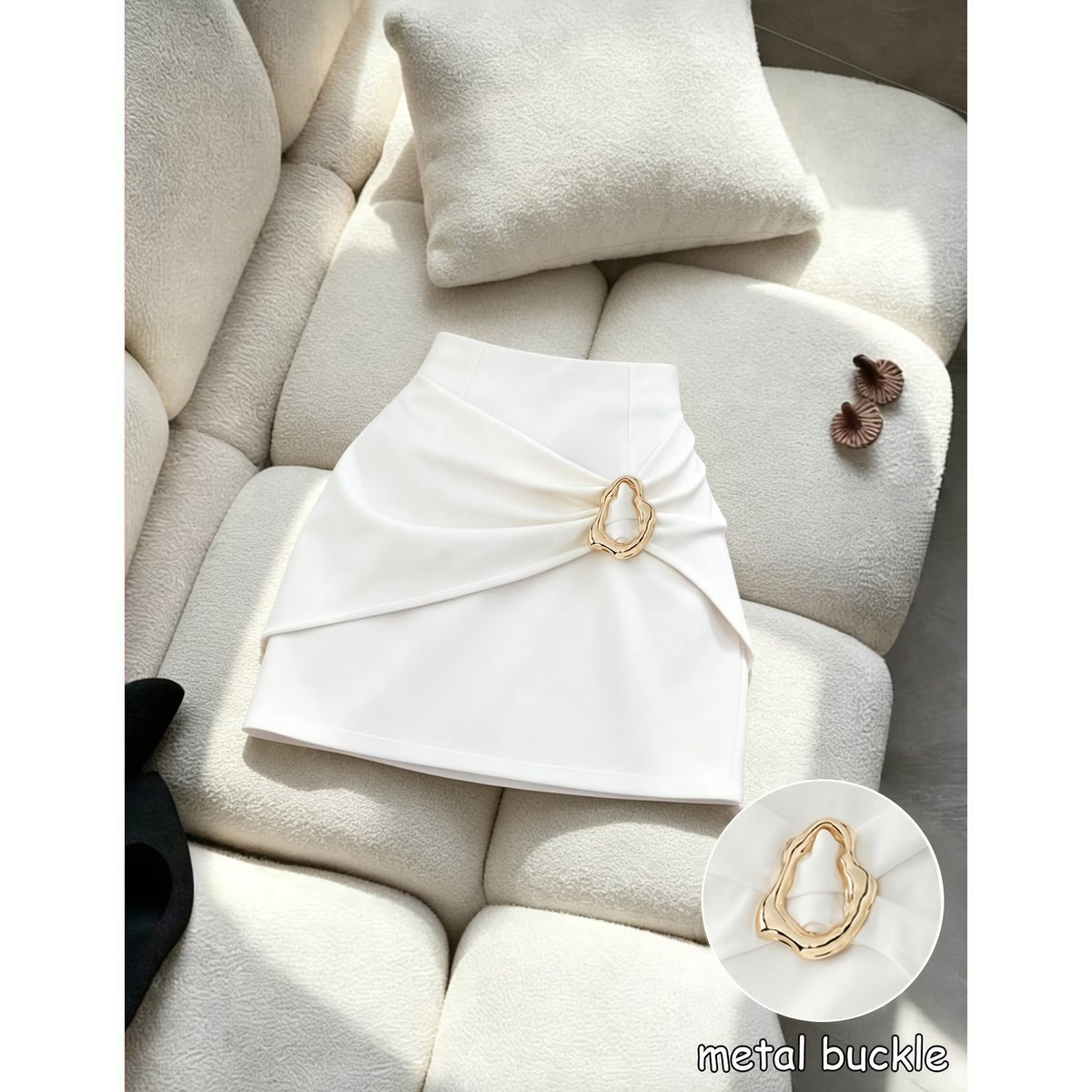 Falda Mini Blanca con Drapeado y Detalle Dorado - Imagen 4