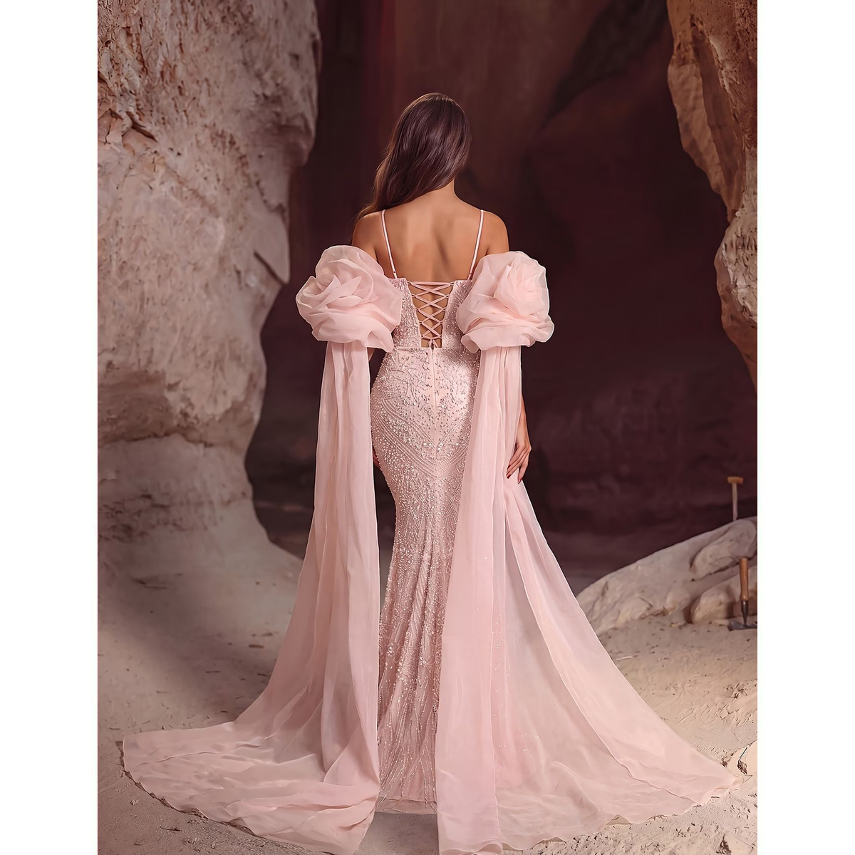 Vestido de Gala Rosa con Mangas Abullonadas y Capa - Imagen 4