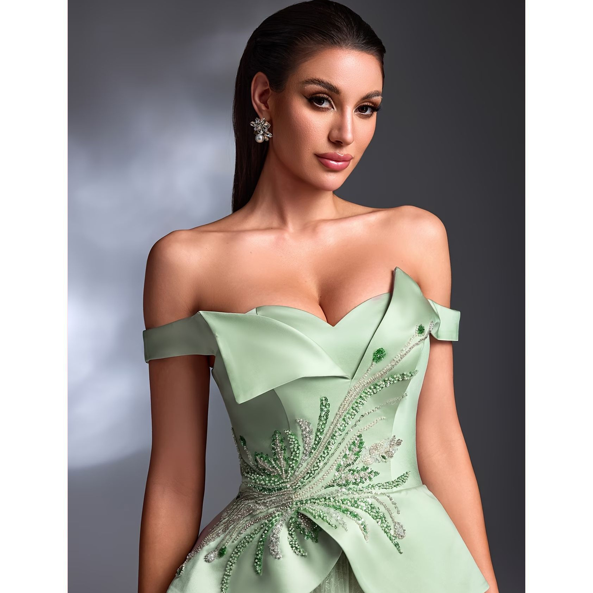 Vestido Largo Verde Menta con Escote Bardot y Volantes - Imagen 4