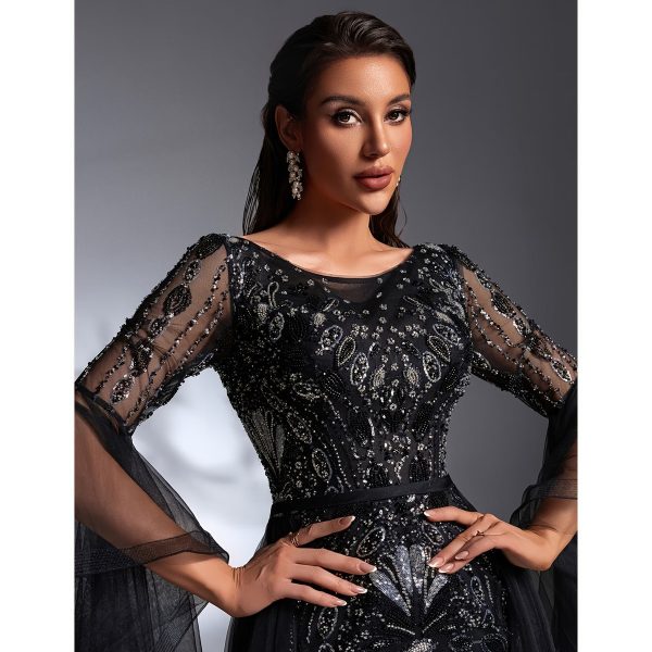 Vestido Largo Negro de Gala con Bordados, Brillos y Mangas Transparentes