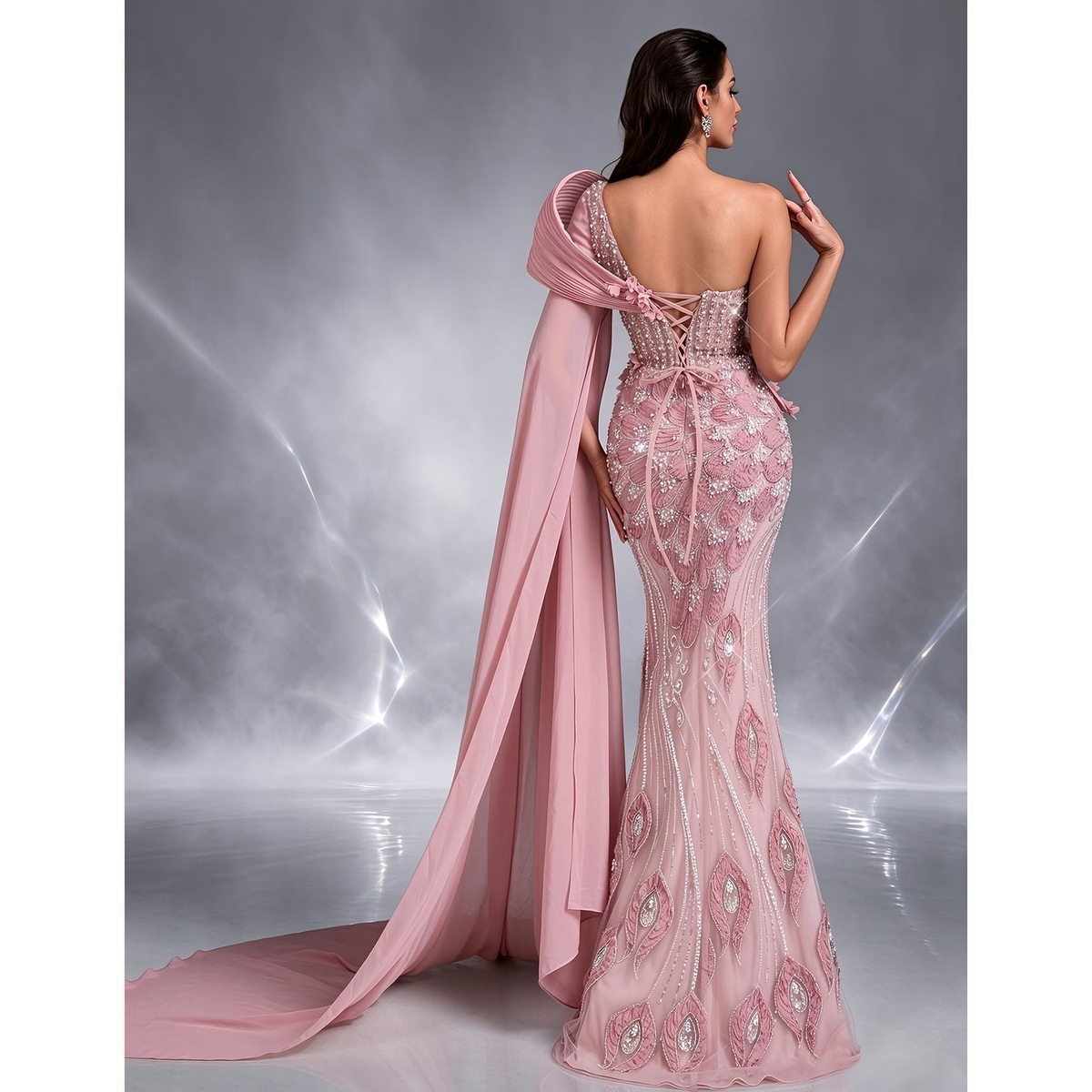 Vestido Largo Rosa con Brillos, Capa y Abertura - Imagen 2