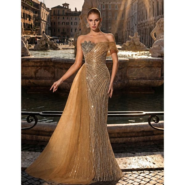 Vestido Dorado de Gala con Brillos y Cola