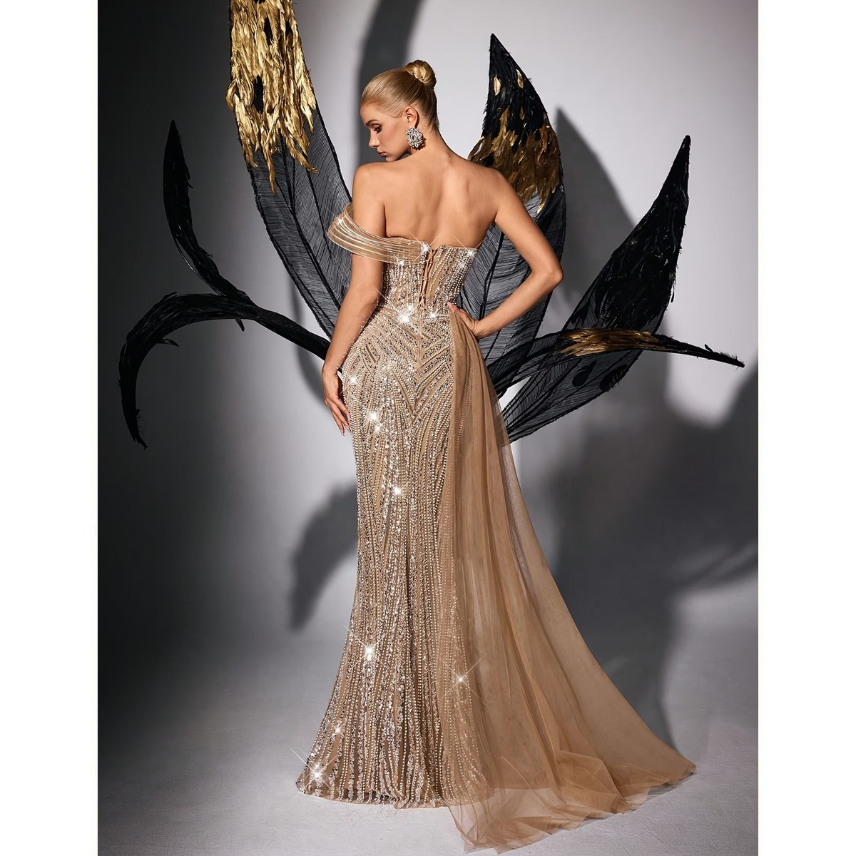 Vestido Dorado de Gala con Brillos y Cola - Imagen 2