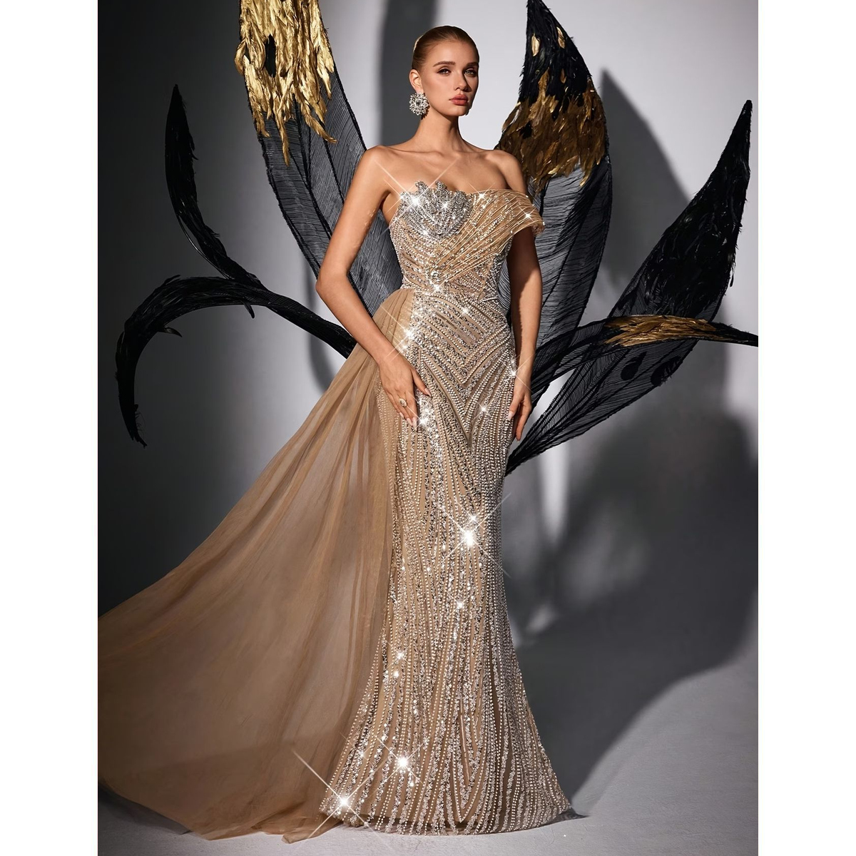 Vestido Dorado de Gala con Brillos y Cola - Imagen 4