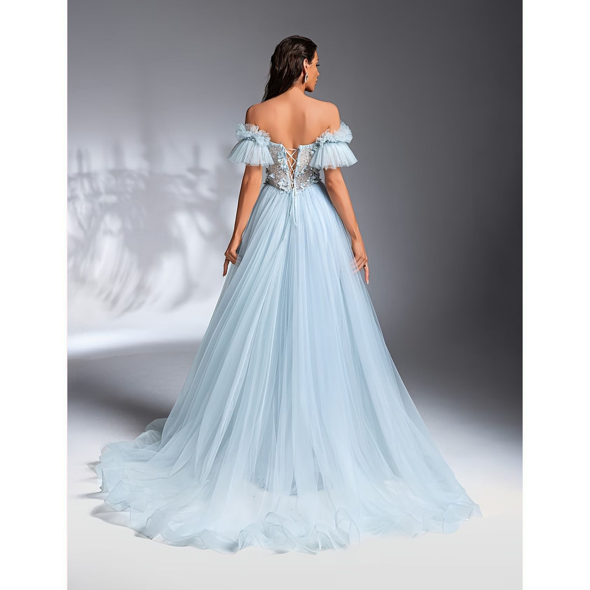 Vestido Celeste de Encaje con Escote Bardot y Mangas con Volantes - Imagen 2