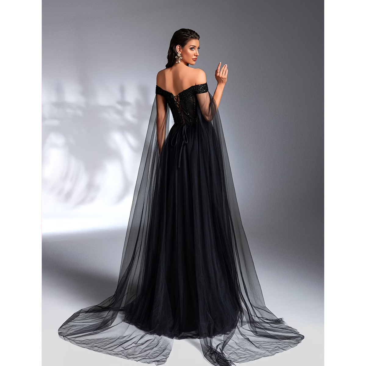 Vestido Negro de Gala con Escote Corazón y Falda Voluminosa - Imagen 2
