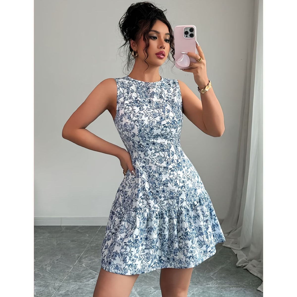 Vestido Corto Azul con Estampado Floral Blanco - Imagen 3