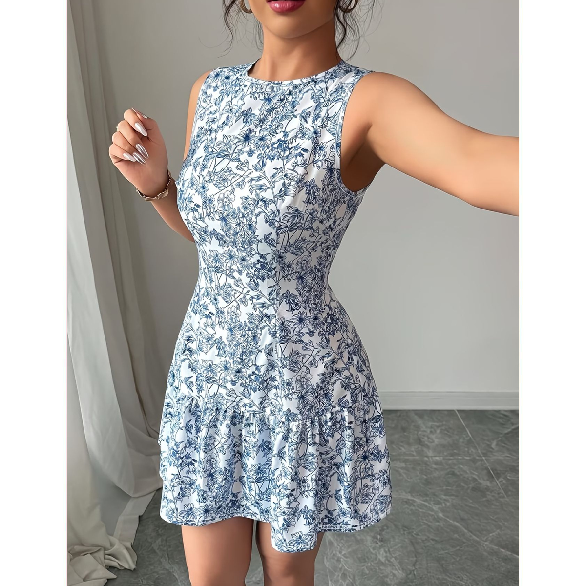 Vestido Corto Azul con Estampado Floral Blanco - Imagen 4