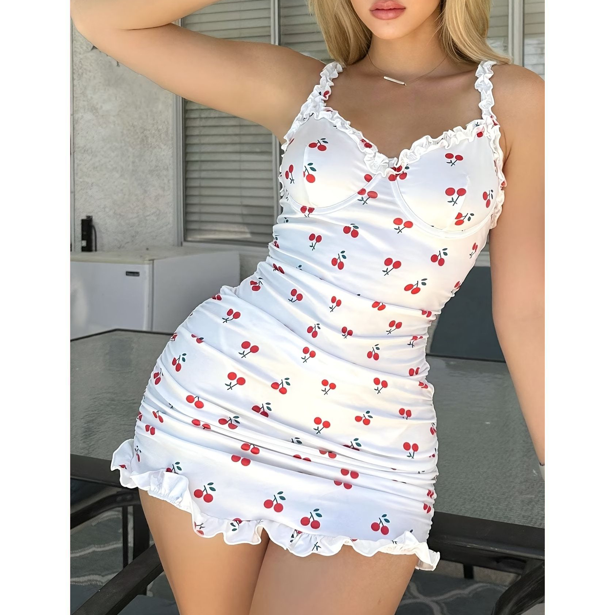 Vestido Corto Blanco con Estampado Floral y Tirantes - Imagen 4